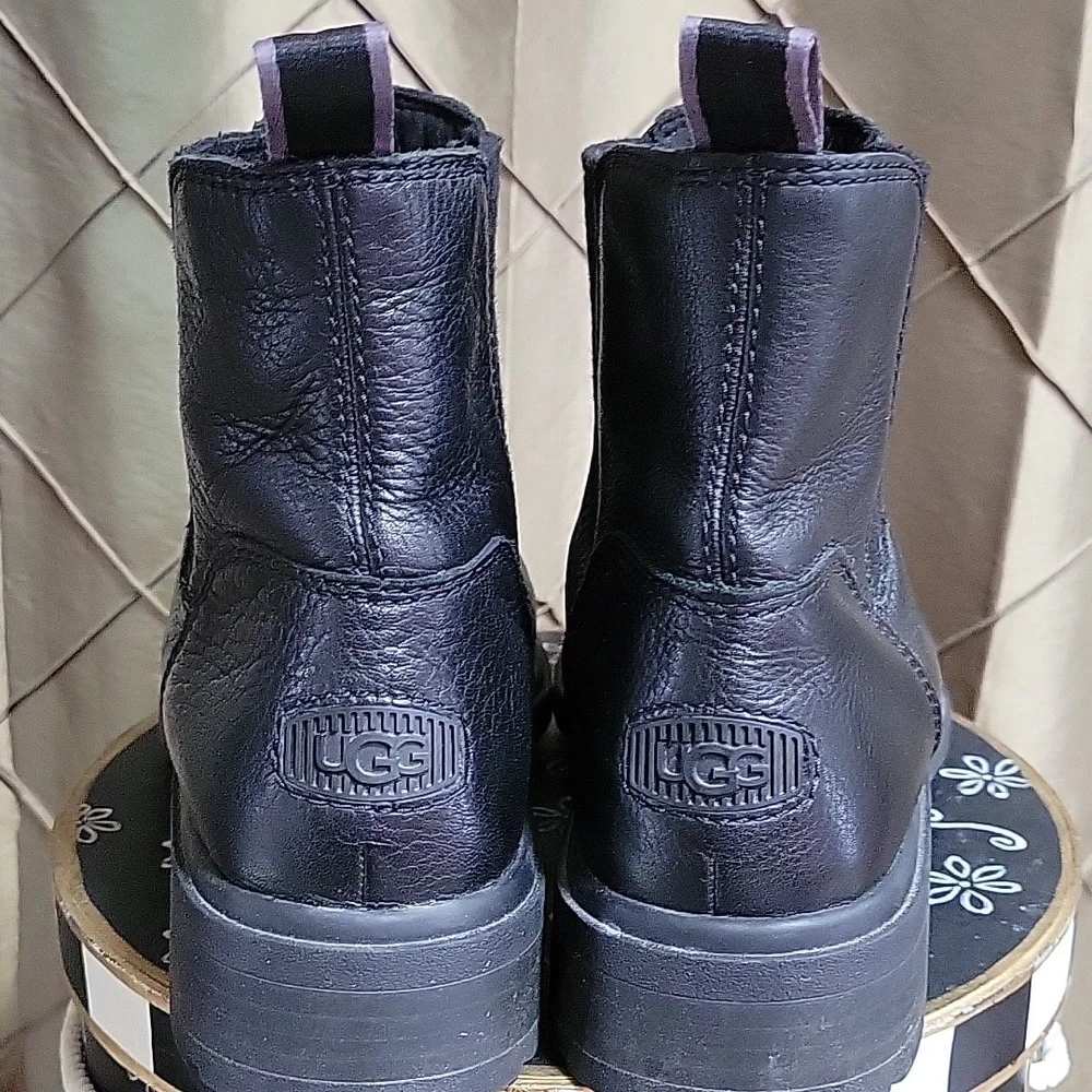 VGUC- UGG Leather Lug Sole Chelsea Boot